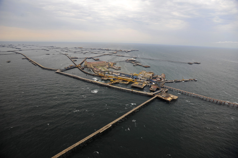 Камушки в море