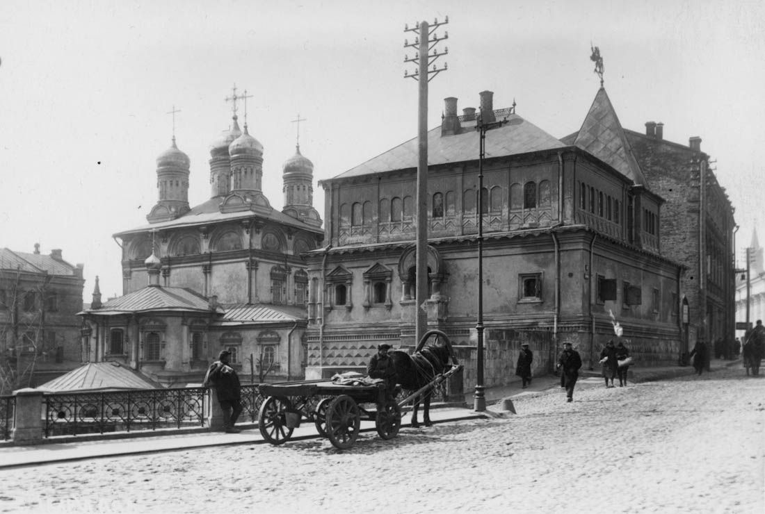 Дайджест по аудиогидам izi.TRAVEL #9. Лучшие гиды по московским улицам