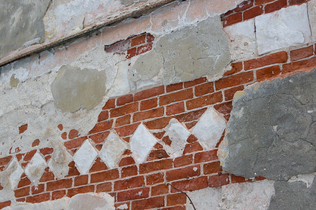 усадьба Гребнево сбрасывает штукатурку 1820 года