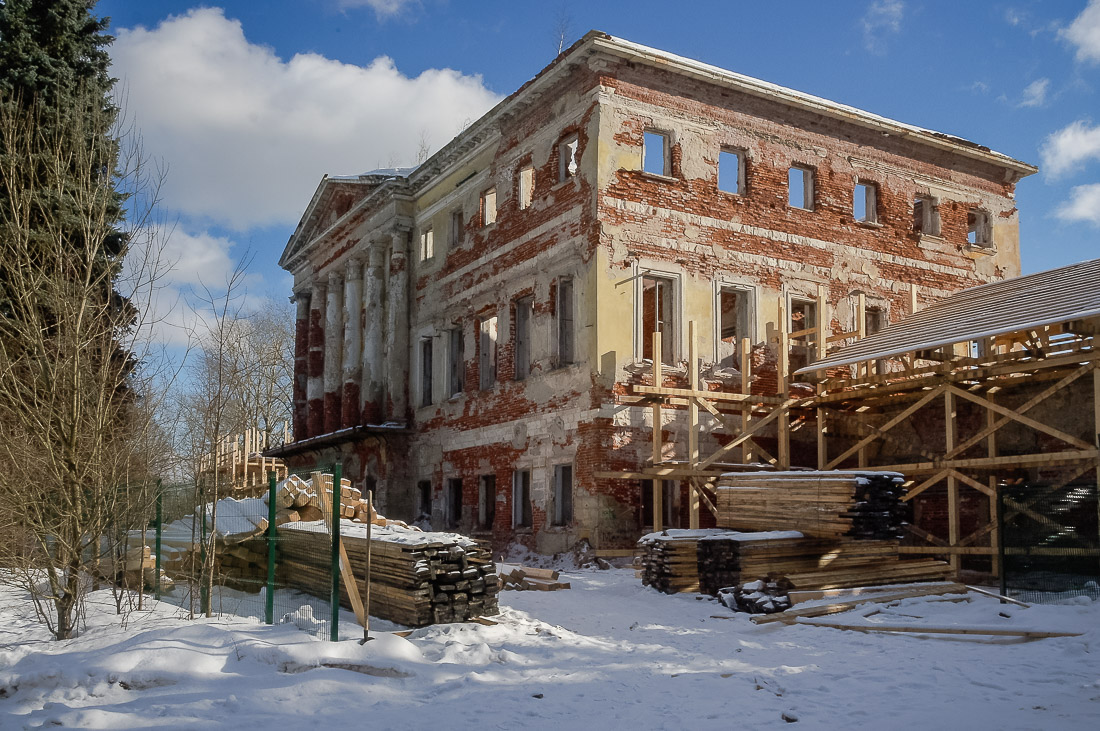 усадьба Гребнево сбрасывает штукатурку 1820 года
