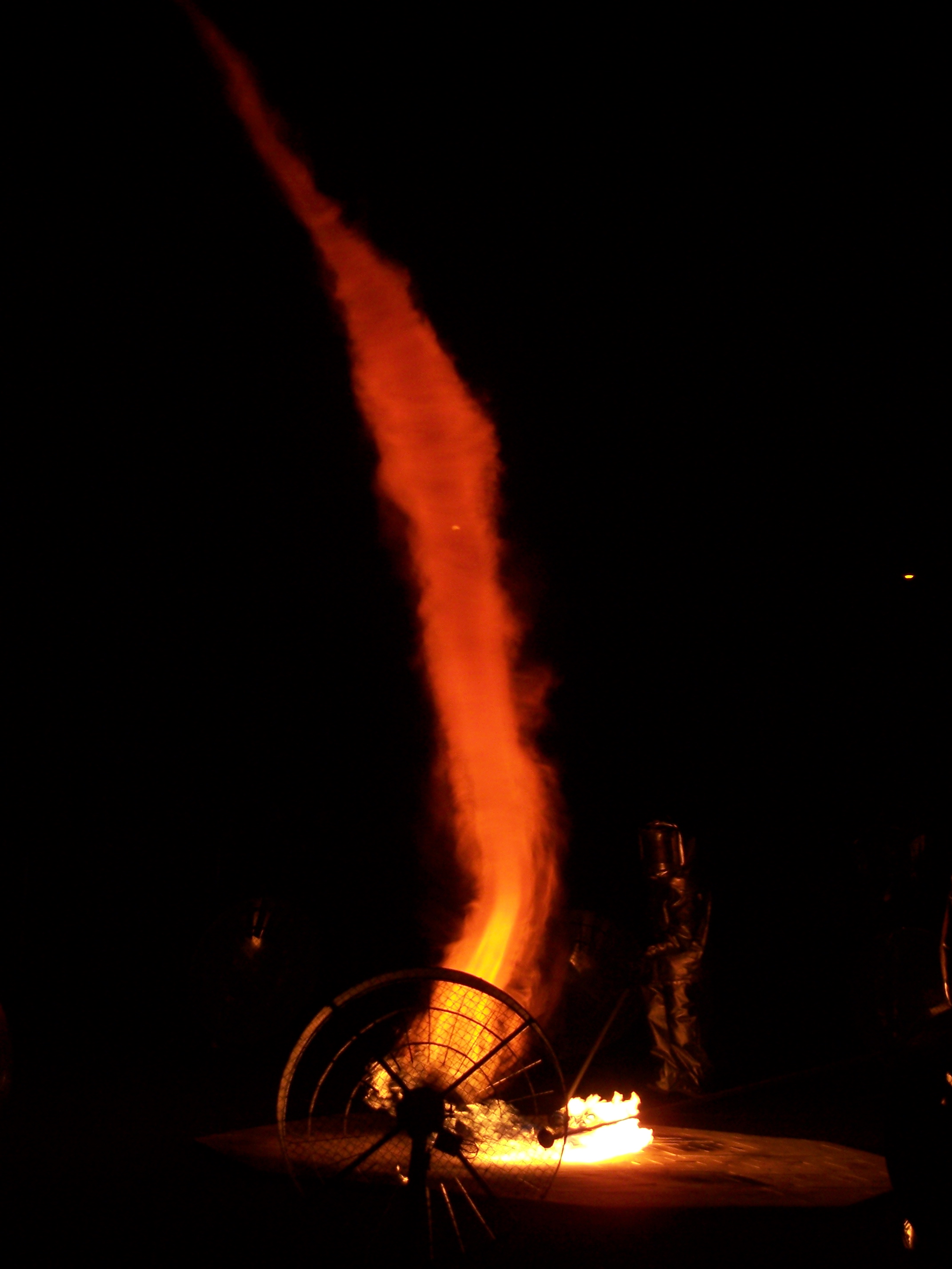 Огненный вихрь торнадо, время, пожаров, смерч, огненный, огненного, Огненный, может, около, столб, воздуха, город, воздух, пожара, АлисСпрингс, огненные, только, нагревается, Тэнджи, когда