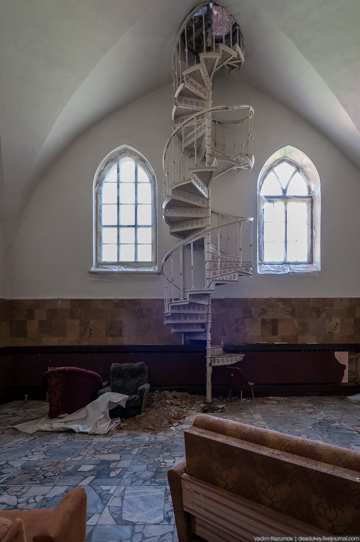 Петергофские конюшни