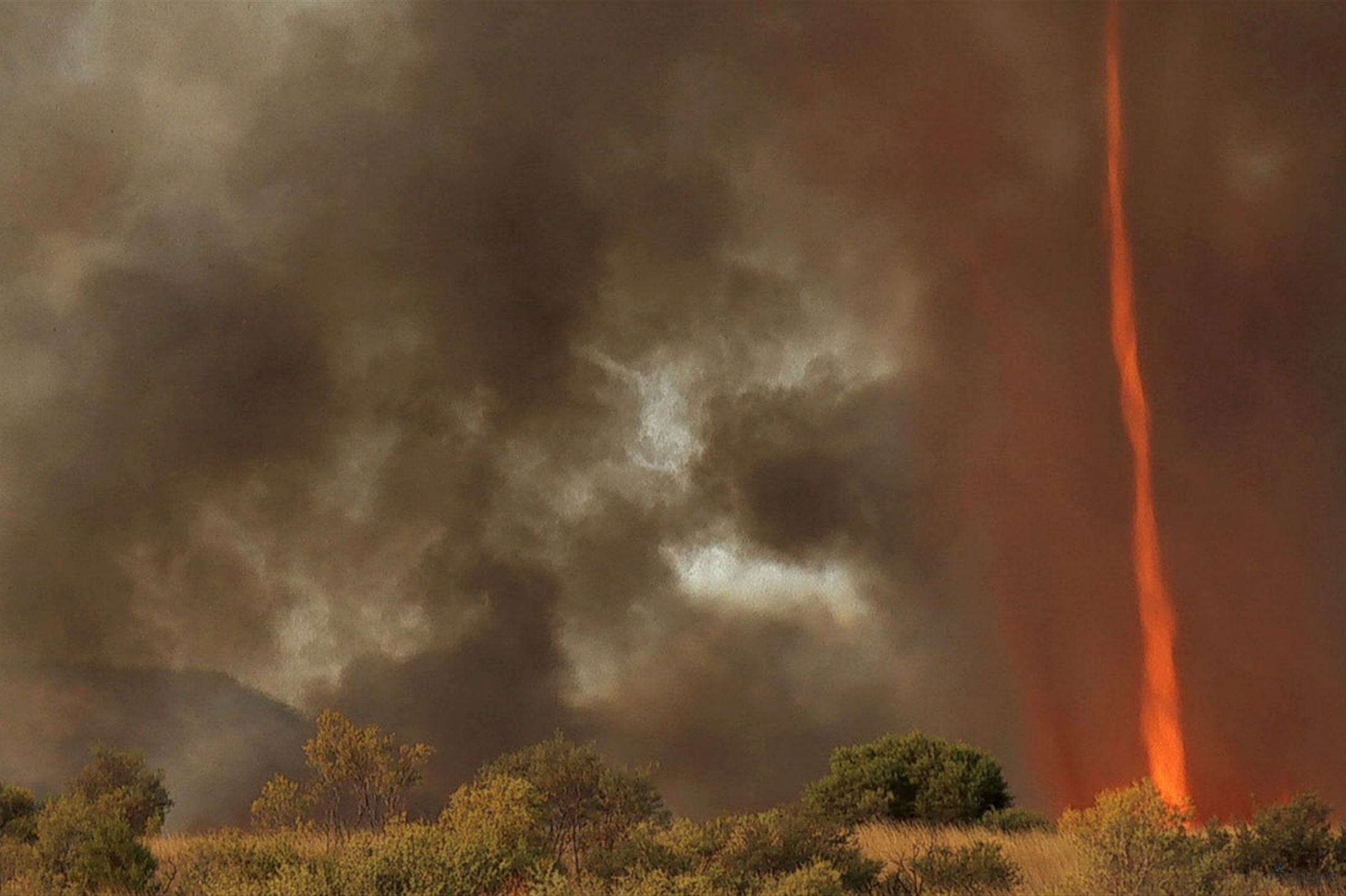 Огненный вихрь торнадо, время, пожаров, смерч, огненный, огненного, Огненный, может, около, столб, воздуха, город, воздух, пожара, АлисСпрингс, огненные, только, нагревается, Тэнджи, когда