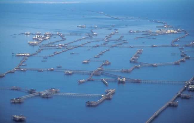 Камушки в море нефти, Камни, Нефтяные, Нефтяных, скважин, Камней, добычи, нефть, бурения, морской, здесь, первой, месторождения, Камнях, морского, Камни», сваях, более, скважины, морских