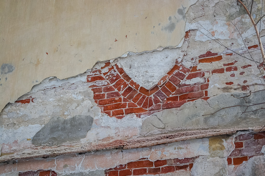 усадьба Гребнево сбрасывает штукатурку 1820 года