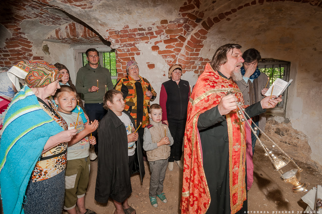 усадьба Никольское-Черенчицы, мавзолей Львовых, храм св. Николая