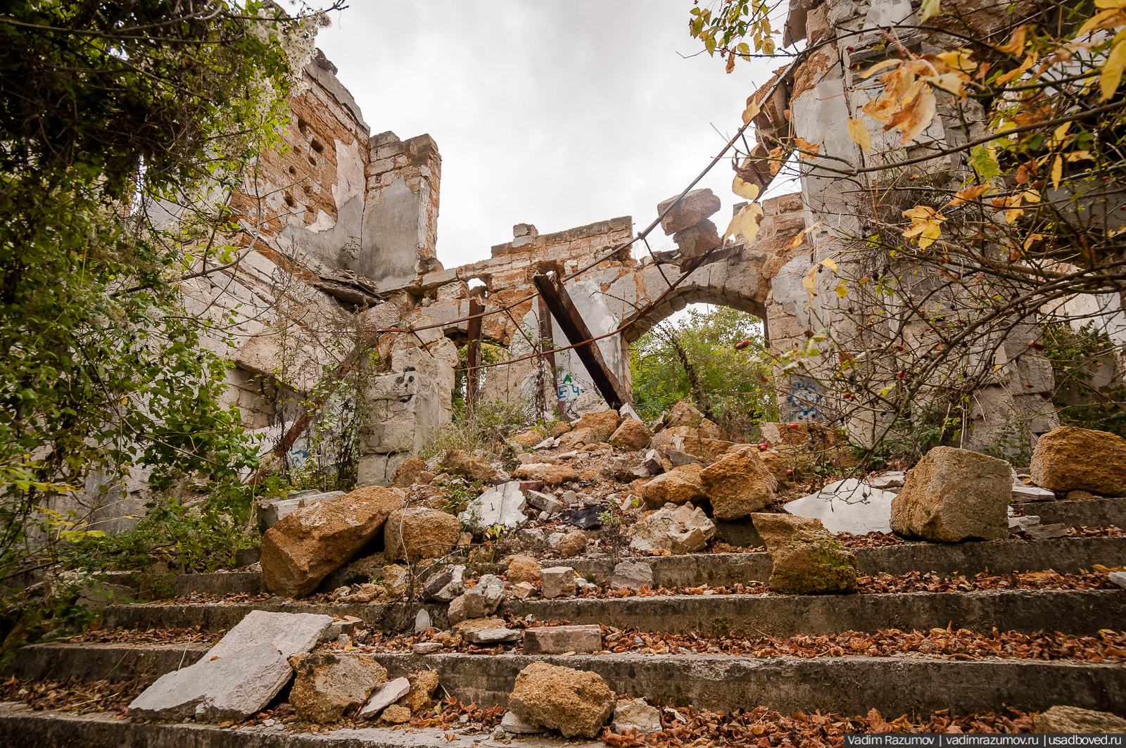 Усадьба Монжене (Замок Монжене или усадьба Кесслера) в селе Пионерское Симферопольского района, Крым