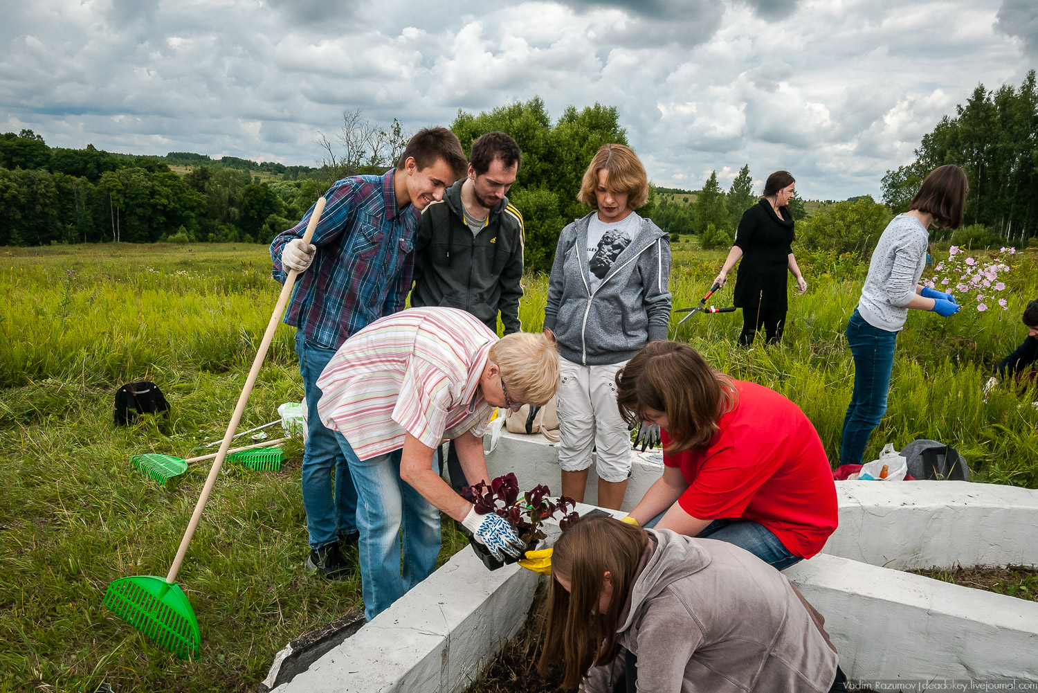 Усадебные волонтеры. Субботник на могиле В.И. Баженова, Старое Глазово, Горки
