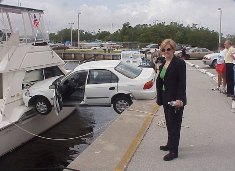 3. Только взгляните, какая она счастливая! день, люди, неудача