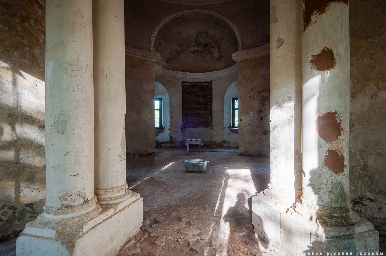 усадьба Никольское-Черенчицы, мавзолей Львовых, храм св. Николая