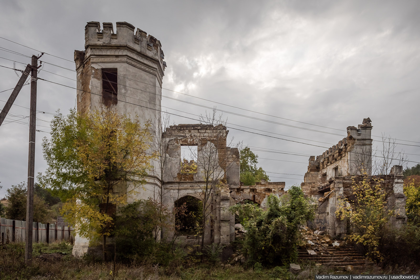 Усадьба Монжене (Замок Монжене или усадьба Кесслера) в селе Пионерское Симферопольского района, Крым