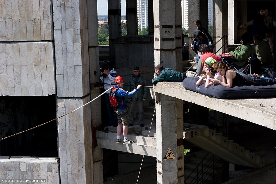 (c) Russos, 2008