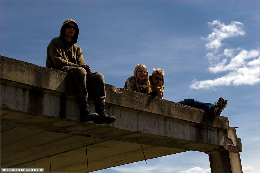 (c) Russos, 2008