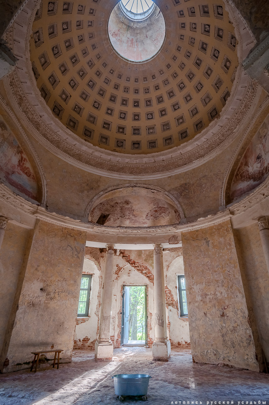 усадьба Никольское-Черенчицы, мавзолей Львовых, храм св. Николая