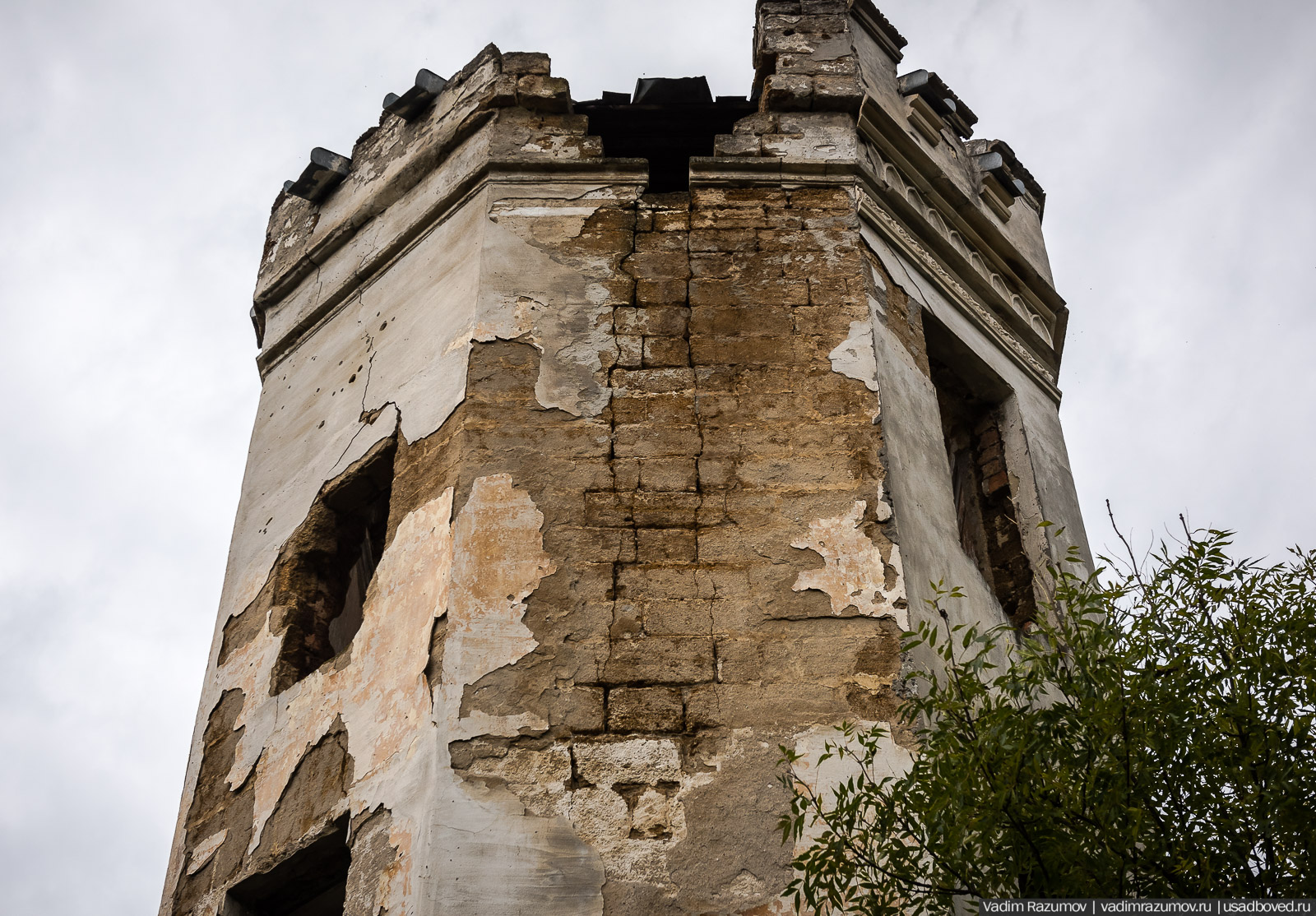 Усадьба Монжене (Замок Монжене или усадьба Кесслера) в селе Пионерское Симферопольского района, Крым