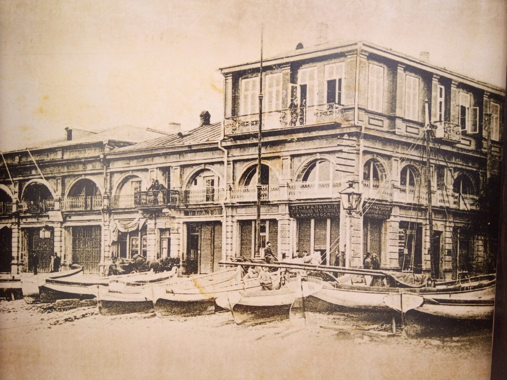 Лодки возле дома