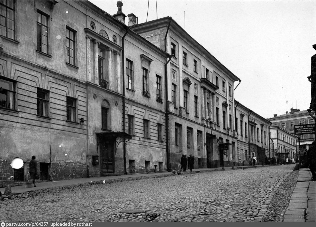 усадьба Городская усадьба К. Б. Науша — Е. П. Пуговкиной (конец XVIII — начало XIX века; начало XX века, архитектор А. В. Красильников), Большой Спасоглинищевский пер., д. 3