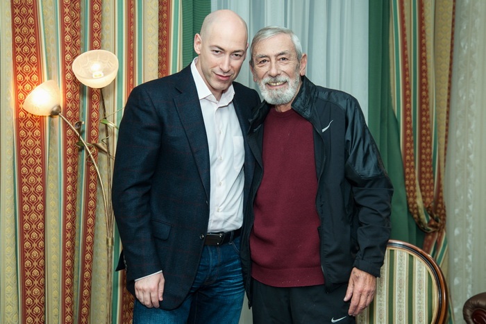 Ð¡ Ð”Ð¼Ð¸Ñ‚Ñ€Ð¸ÐµÐ¼ Ð“Ð¾Ñ€Ð´Ð¾Ð½Ð¾Ð¼. Â«ÐÑ‚Ð¾ ÑÑ‡Ð°ÑÑ‚ÑŒÐµ, Ñ‡Ñ‚Ð¾ Ð¼Ñ‹ Ð½Ð° ÑÐ²ÐµÑ‚ Ð¿Ð¾ÑÐ²Ð¸Ð»Ð¸ÑÑŒ, Ð½Ð°ÑÐ»Ð°Ð¶Ð´Ð°ÐµÐ¼ÑÑ Ð¶Ð¸Ð·Ð½ÑŒÑŽ, Ð¿ÐµÑÐ½Ð¸ Ð¿Ð¾ÐµÐ¼, Ñ‡Ñ‚Ð¾-Ñ‚Ð¾ Ð¿Ð¸ÑˆÐµÐ¼, Ñ€Ð¾Ð´Ð¸Ð»Ð¸ Ð´ÐµÑ‚ÐµÐ¹, Ð²Ð¾ÑÐ¿Ð¸Ñ‚Ð°Ð»Ð¸...Â»