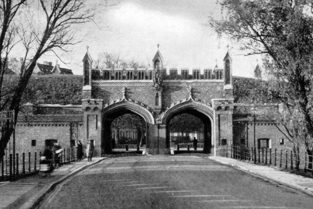 Дайджест по аудиогидам izi.TRAVEL #3. Лучшие пешеходные экскурсии Санкт-Петербурга