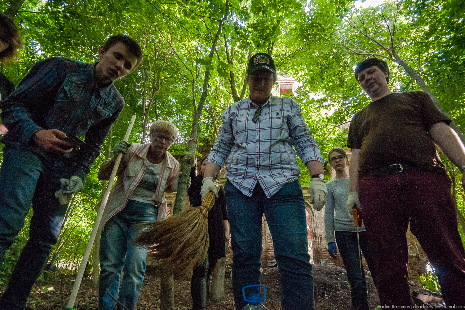 Усадебные волонтеры. Субботник на могиле В.И. Баженова, Старое Глазово, Горки