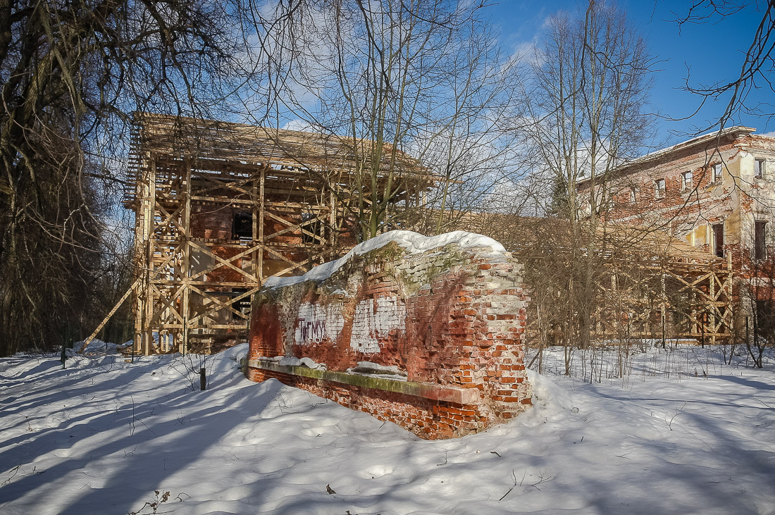 усадьба Гребнево сбрасывает штукатурку 1820 года
