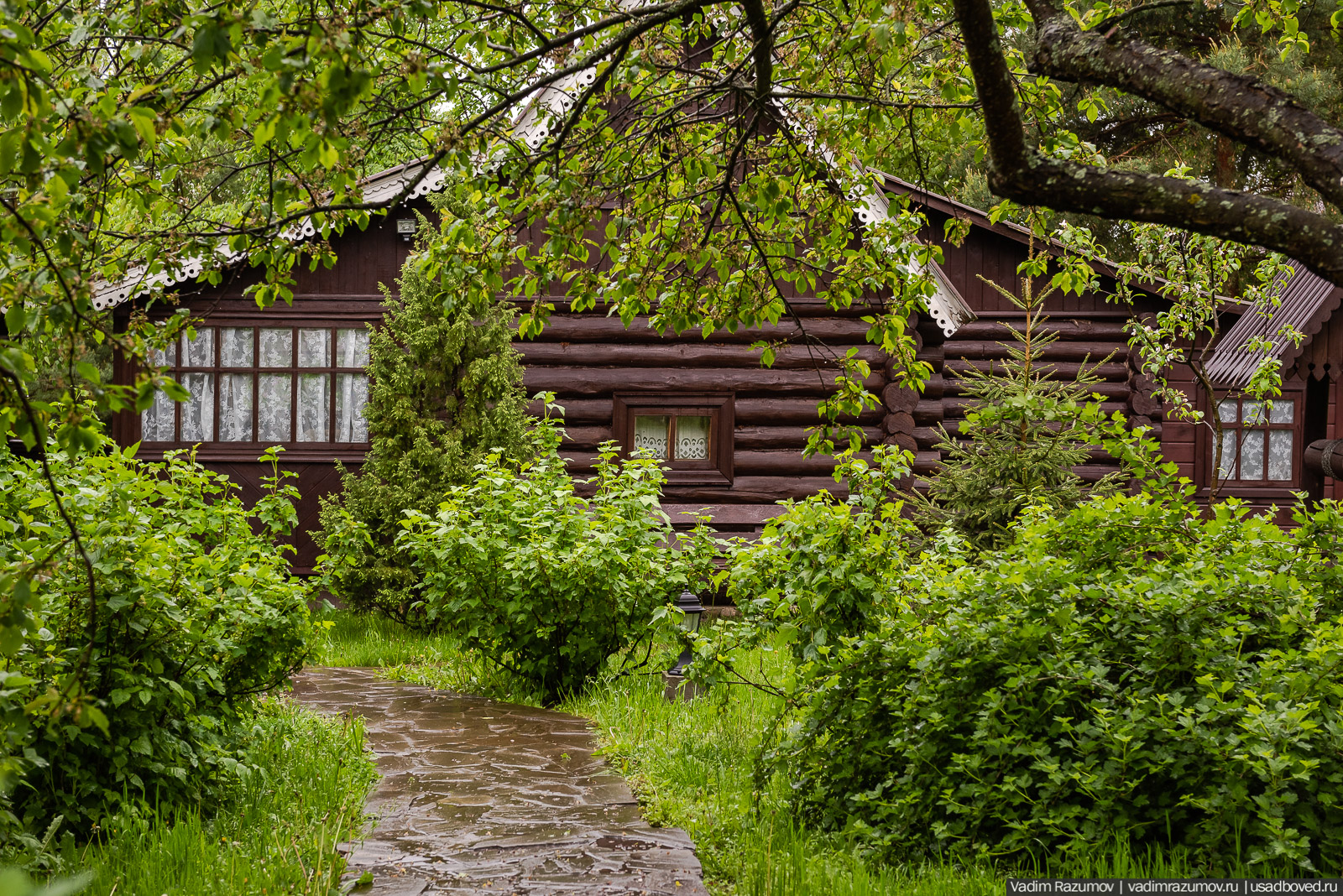 Усадьба фабриканта Думнова в Заречье, Владимирская область. Цветение сирени, сады