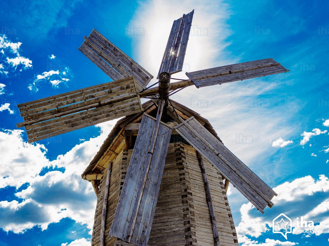 Дайджест по аудиогидам izi.TRAVEL #3. Лучшие пешеходные экскурсии Санкт-Петербурга