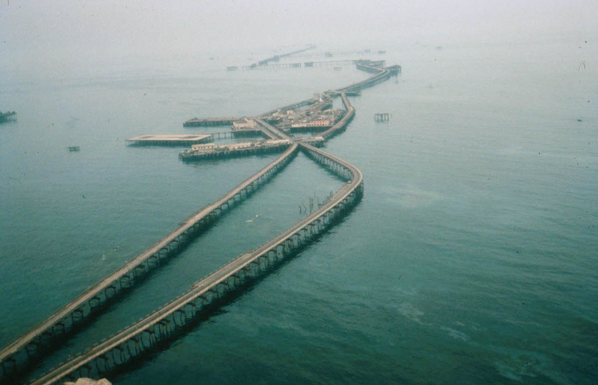 Камушки в море нефти, Камни, Нефтяные, Нефтяных, скважин, Камней, добычи, нефть, бурения, морской, здесь, первой, месторождения, Камнях, морского, Камни», сваях, более, скважины, морских