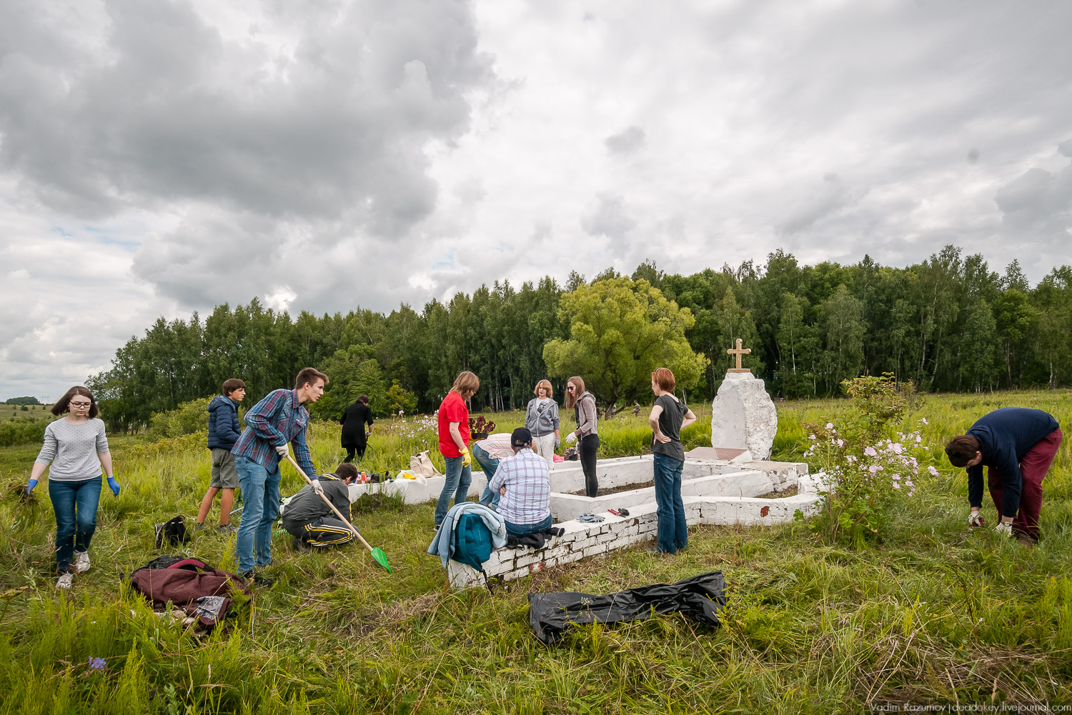 Усадебные волонтеры. Субботник на могиле В.И. Баженова, Старое Глазово, Горки