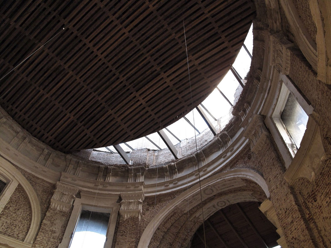 библиотека в бывшем храме, Испания, г. Мадрид, р-н Лавапьес.