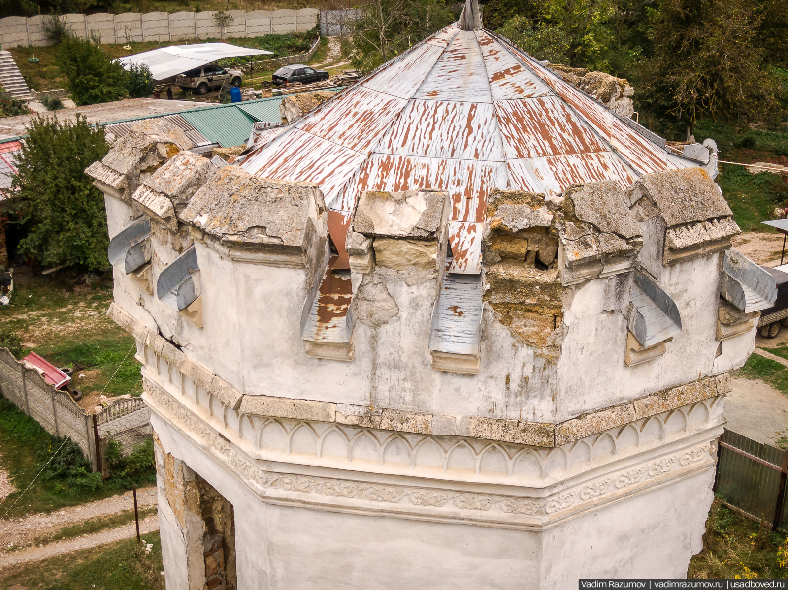 Усадьба Монжене (Замок Монжене или усадьба Кесслера) в селе Пионерское Симферопольского района, Крым