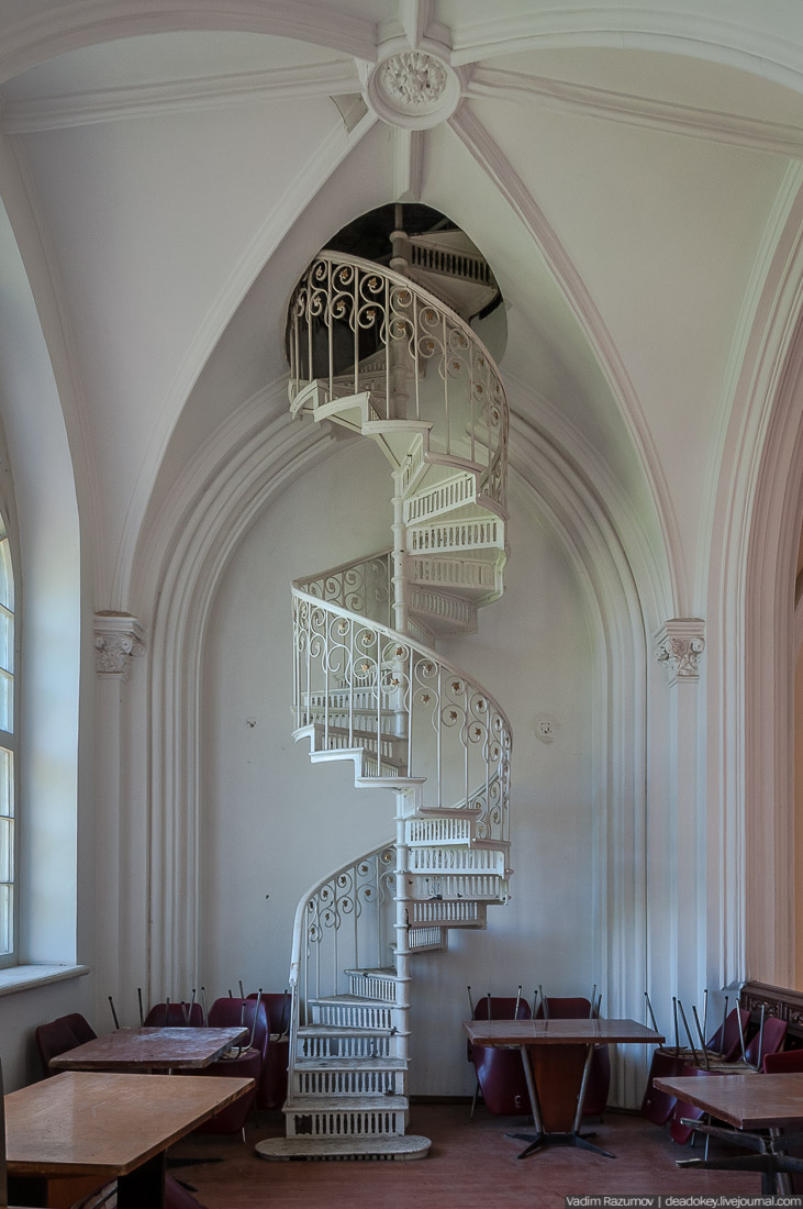 Петергофские конюшни