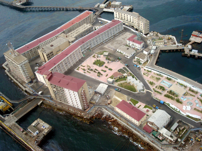 Камушки в море нефти, Камни, Нефтяные, Нефтяных, скважин, Камней, добычи, нефть, бурения, морской, здесь, первой, месторождения, Камнях, морского, Камни», сваях, более, скважины, морских