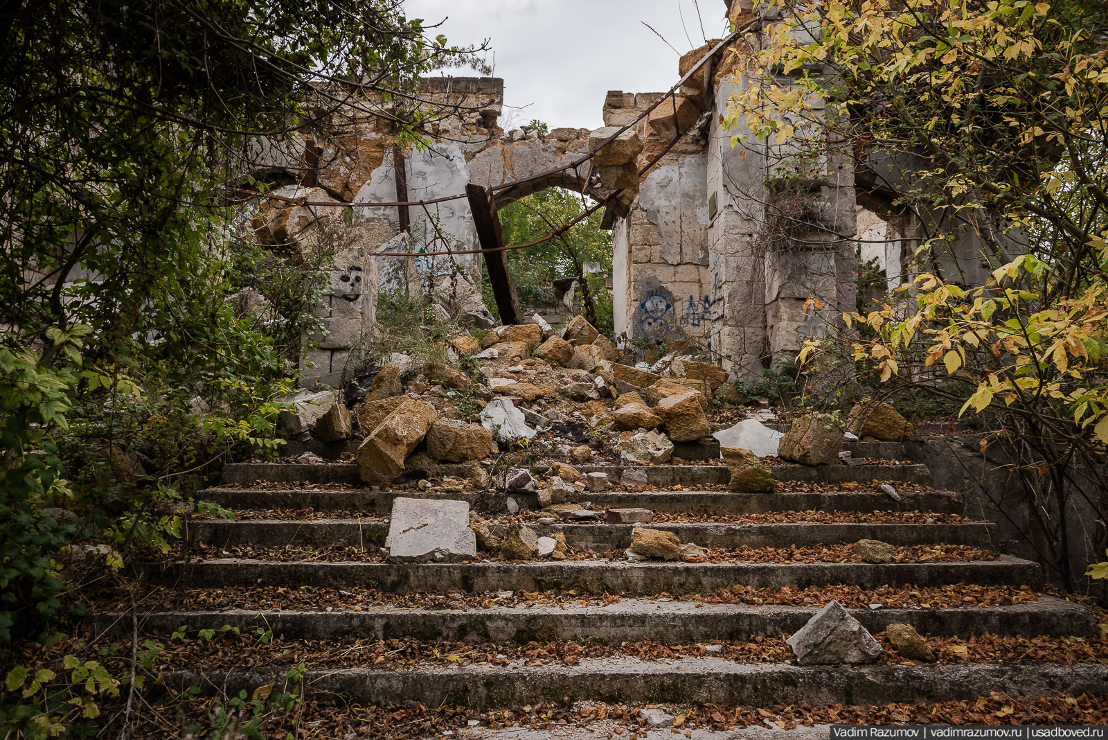 Усадьба Монжене (Замок Монжене или усадьба Кесслера) в селе Пионерское Симферопольского района, Крым