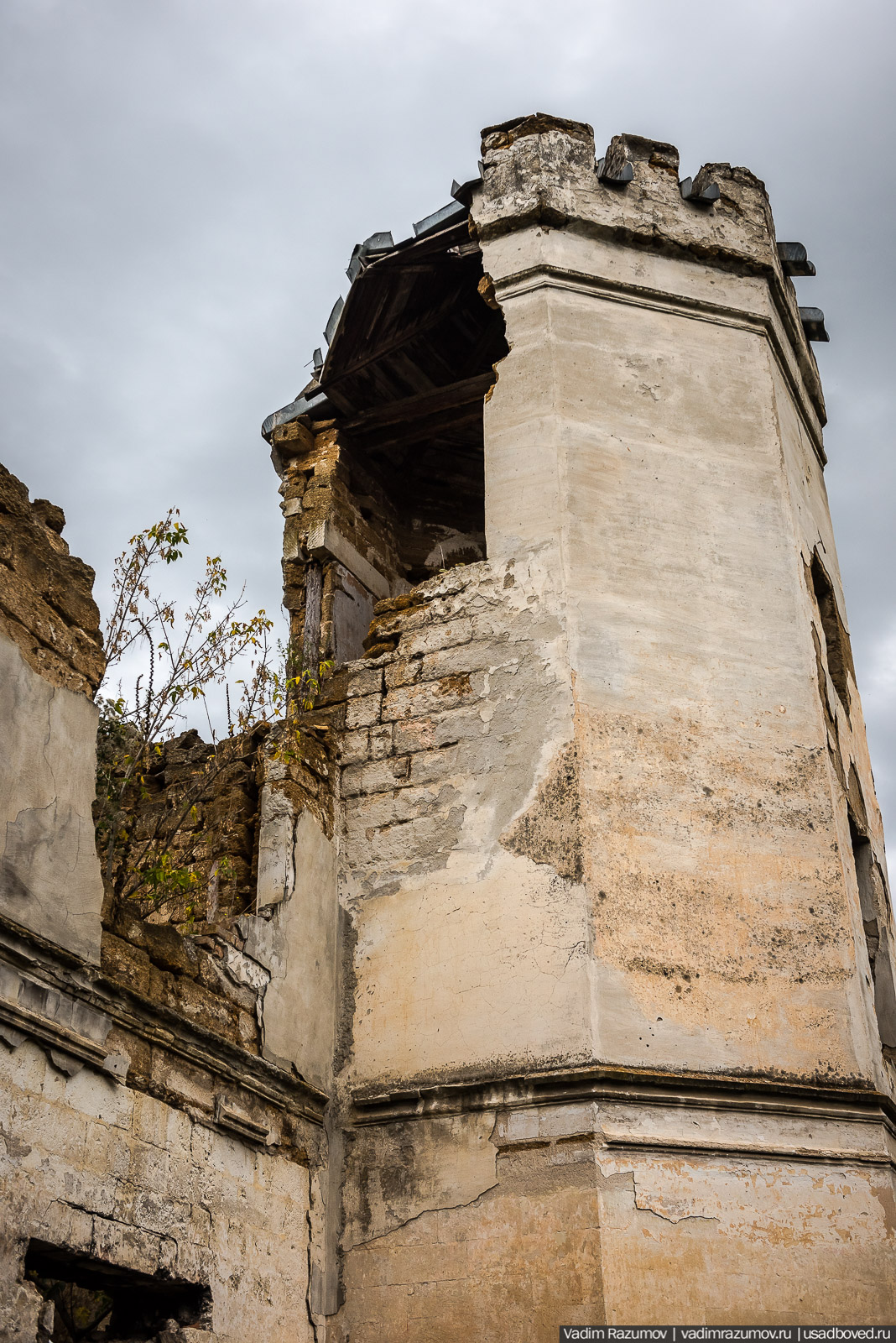 Усадьба Монжене (Замок Монжене или усадьба Кесслера) в селе Пионерское Симферопольского района, Крым