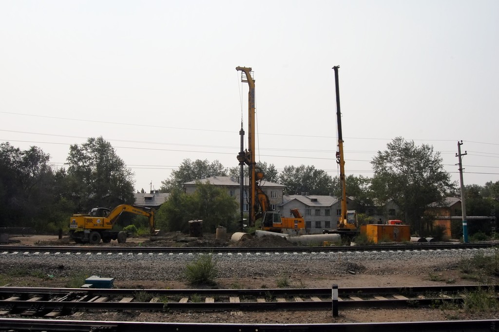 Дома позади стройки