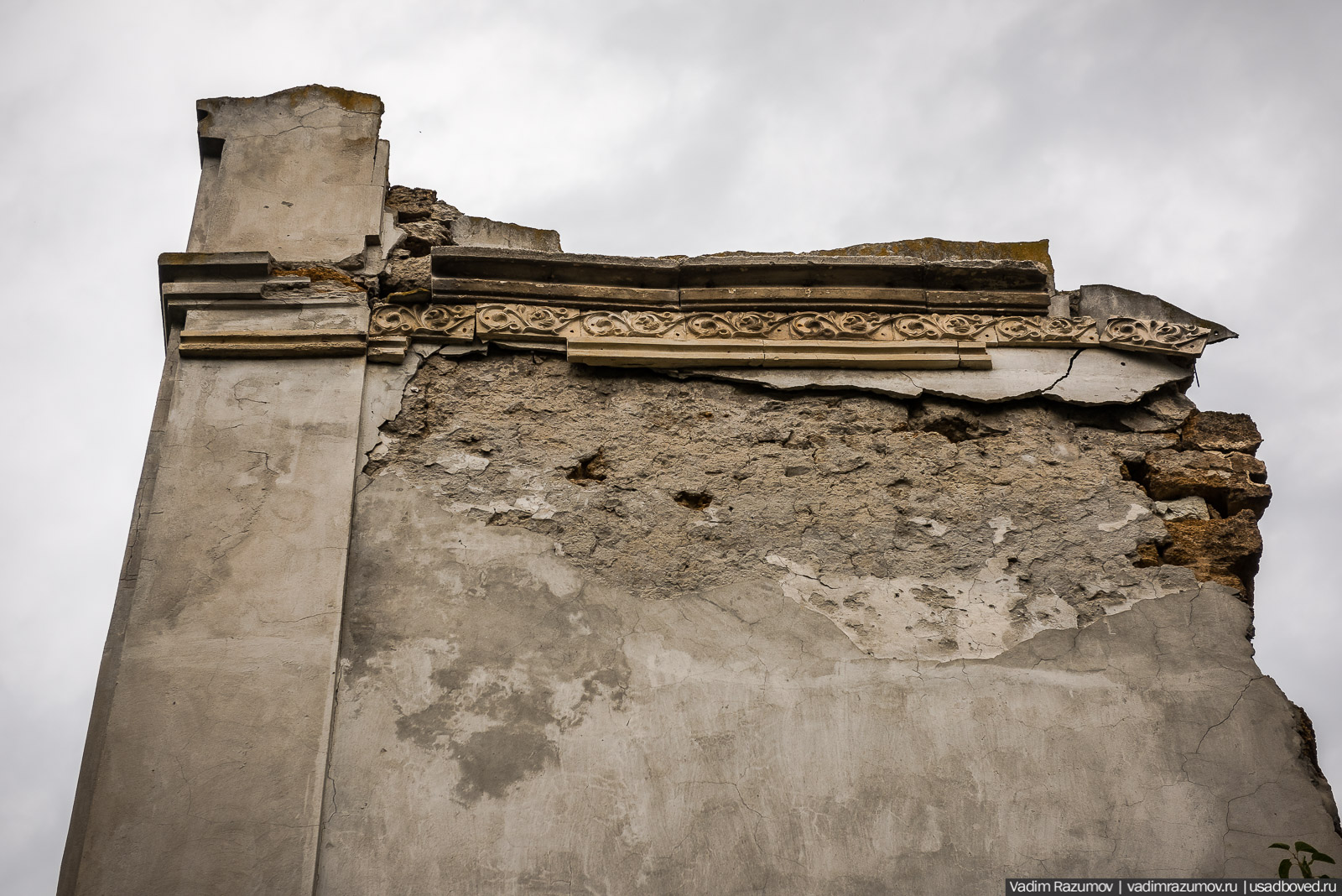 Усадьба Монжене (Замок Монжене или усадьба Кесслера) в селе Пионерское Симферопольского района, Крым