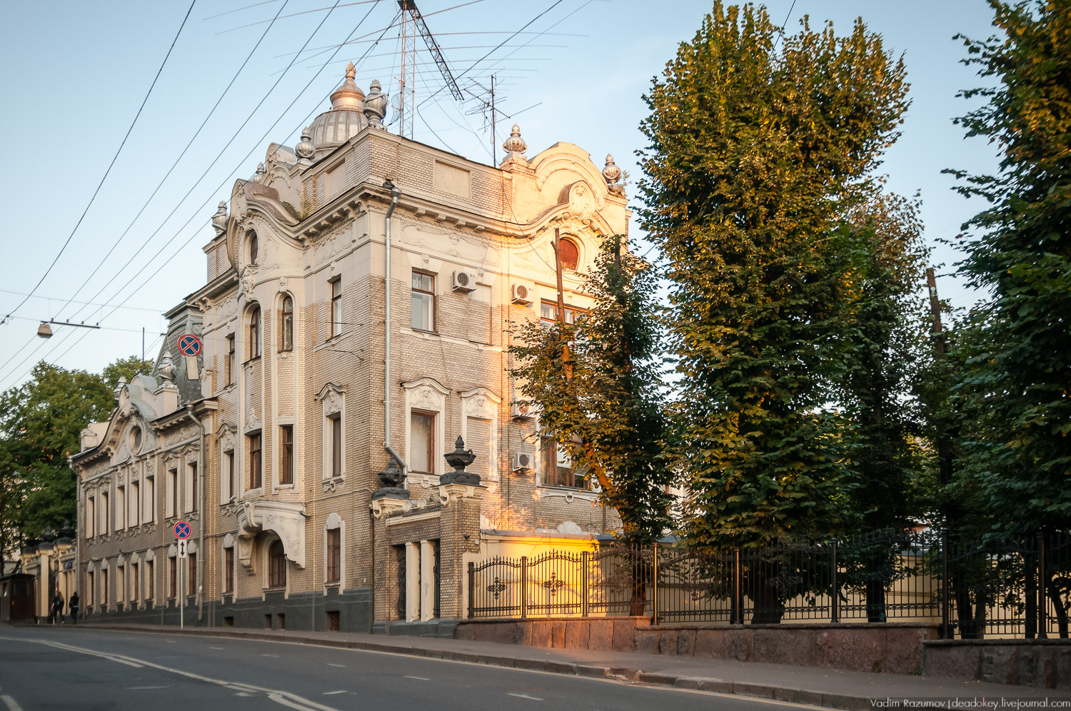 Индийское посольство, улица Воронцово поле, усадьба Латышевых-Бахрушиных-Бардыгиных 