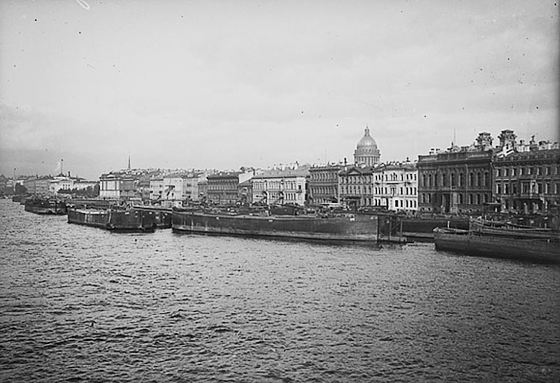 Дайджест по аудиогидам izi.TRAVEL #3. Лучшие пешеходные экскурсии Санкт-Петербурга