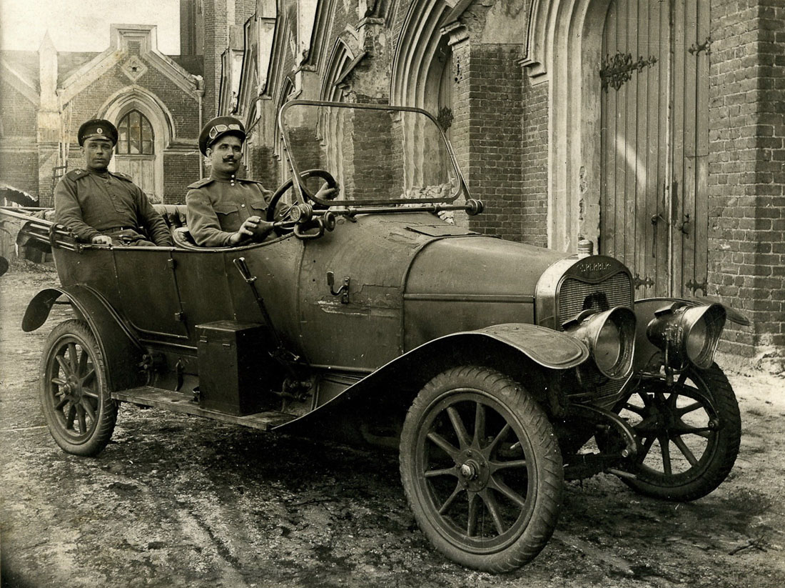 Петергофские конюшни