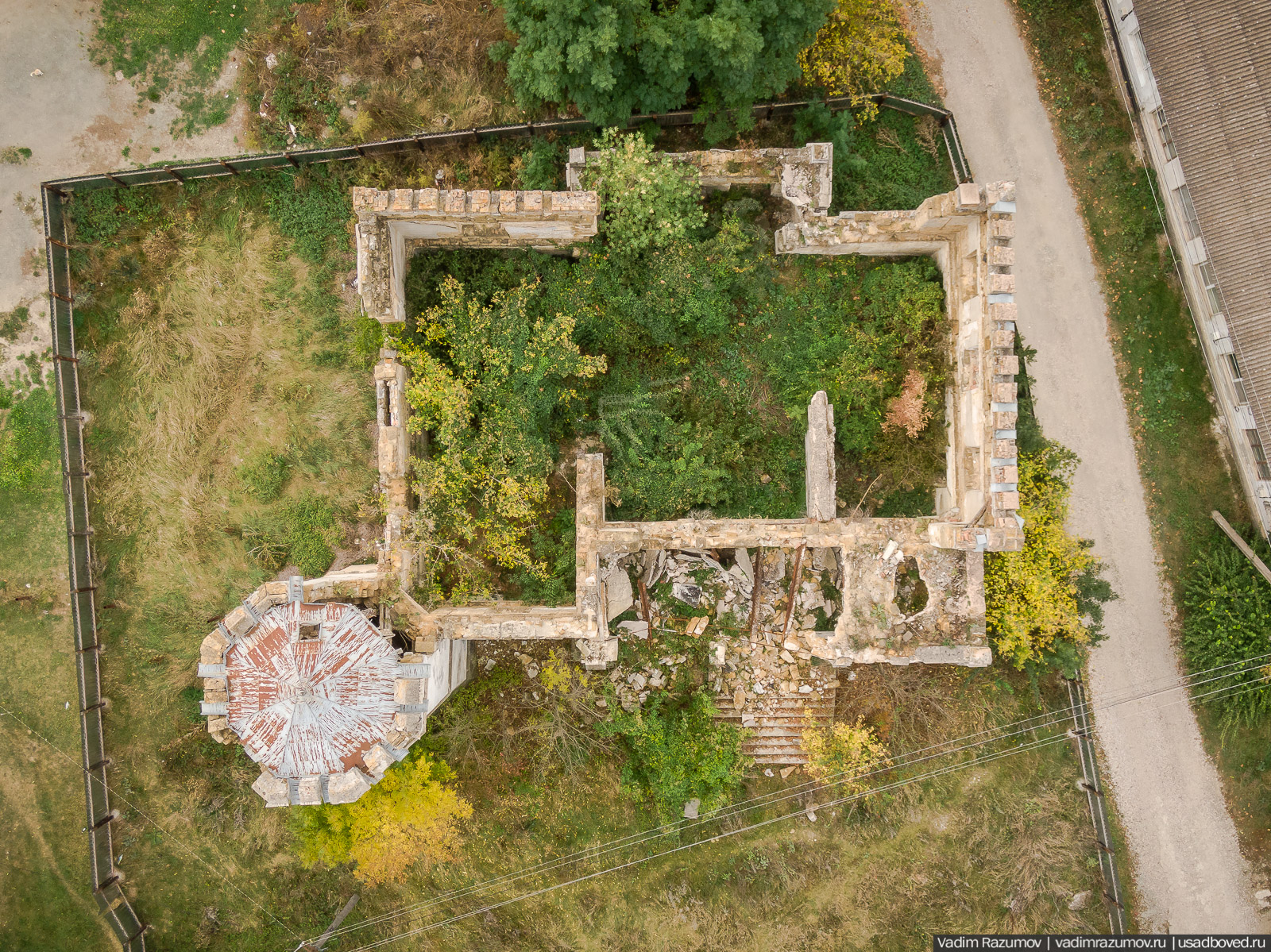 Усадьба Монжене (Замок Монжене или усадьба Кесслера) в селе Пионерское Симферопольского района, Крым