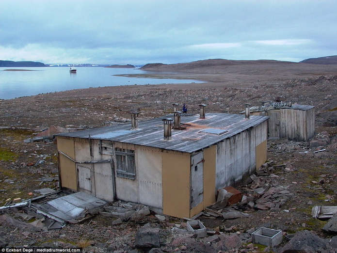 Где нацисты сдались только через 4 месяца после капитуляции? метеостанции, Шпицберген, Хаудеген», время, станции, после, немцев, Шпицбергене, «Операция, никто, пытались, вместе, через, месяца, немцы, метеостанцию, союзников, Тромсё, немецких, Сотрудники