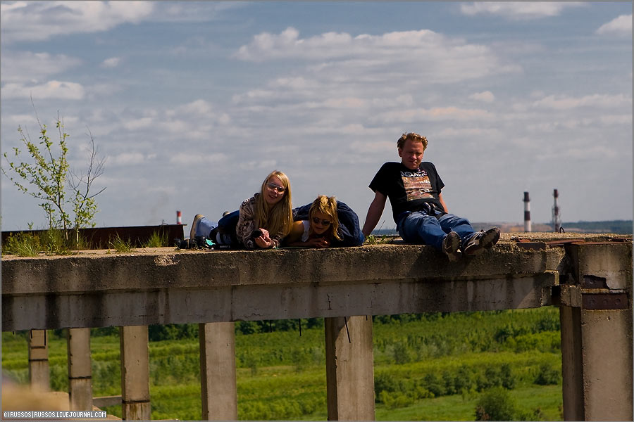 (c) Russos, 2008