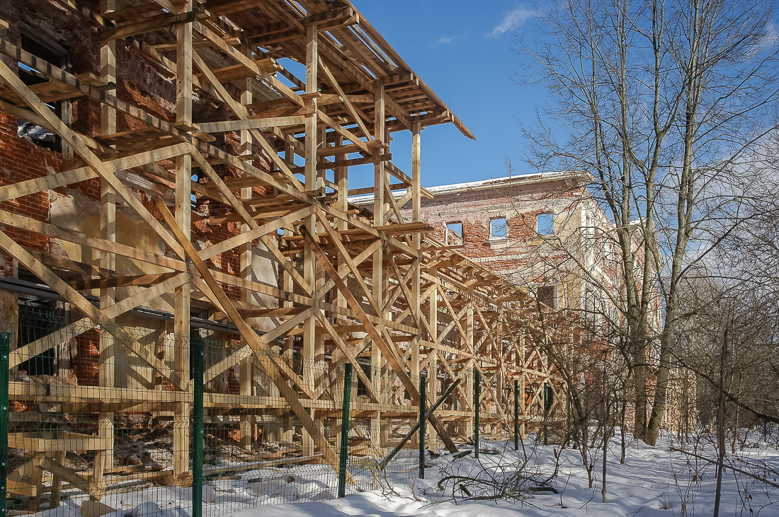 усадьба Гребнево сбрасывает штукатурку 1820 года