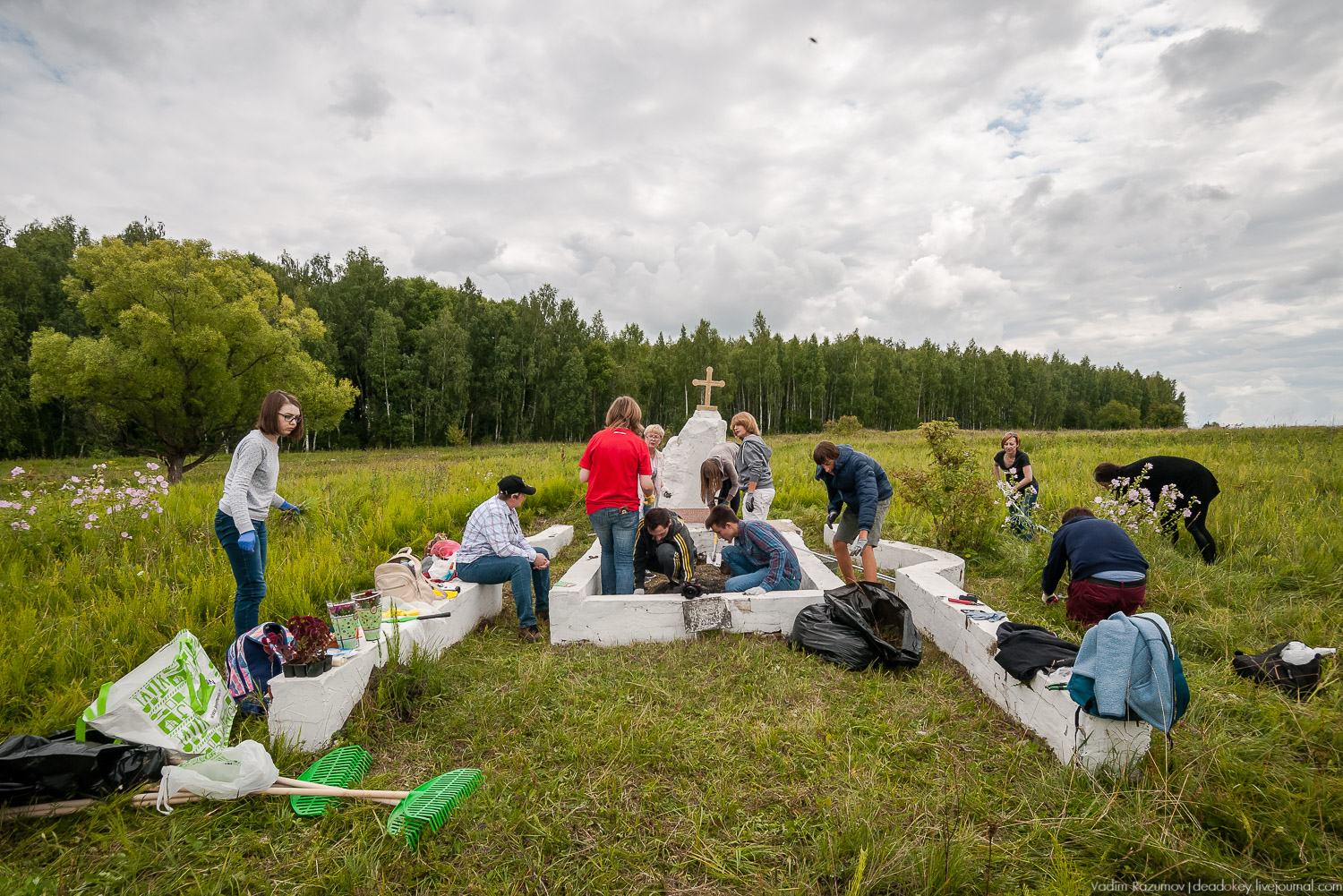 Усадебные волонтеры. Субботник на могиле В.И. Баженова, Старое Глазово, Горки