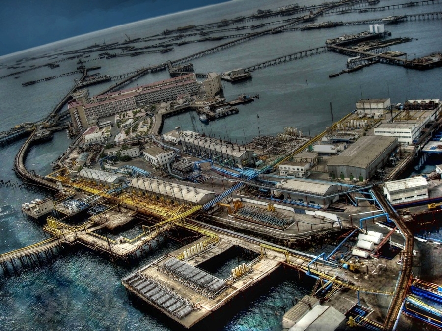 Камушки в море нефти, Камни, Нефтяные, Нефтяных, скважин, Камней, добычи, нефть, бурения, морской, здесь, первой, месторождения, Камнях, морского, Камни», сваях, более, скважины, морских