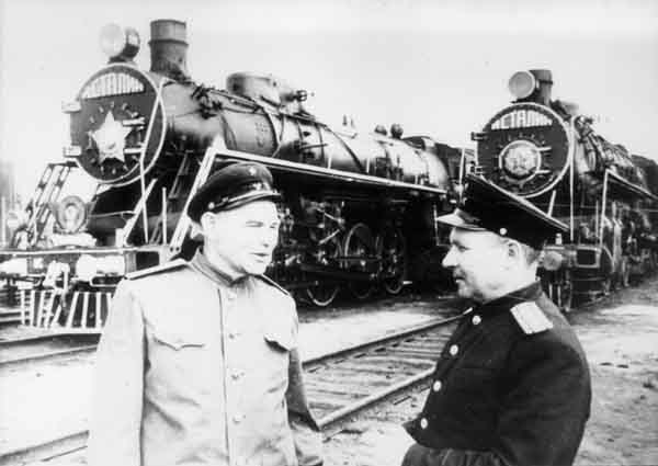 Униформа железнодорожников СССР образца 1943 года. цвета, темносинего, составов, ткани, одежды, начальствующего, работников, ношения, черного, старшего, среднего, высшего, имели, пальто, службы, начальствующих, состава, погона, черным, носили