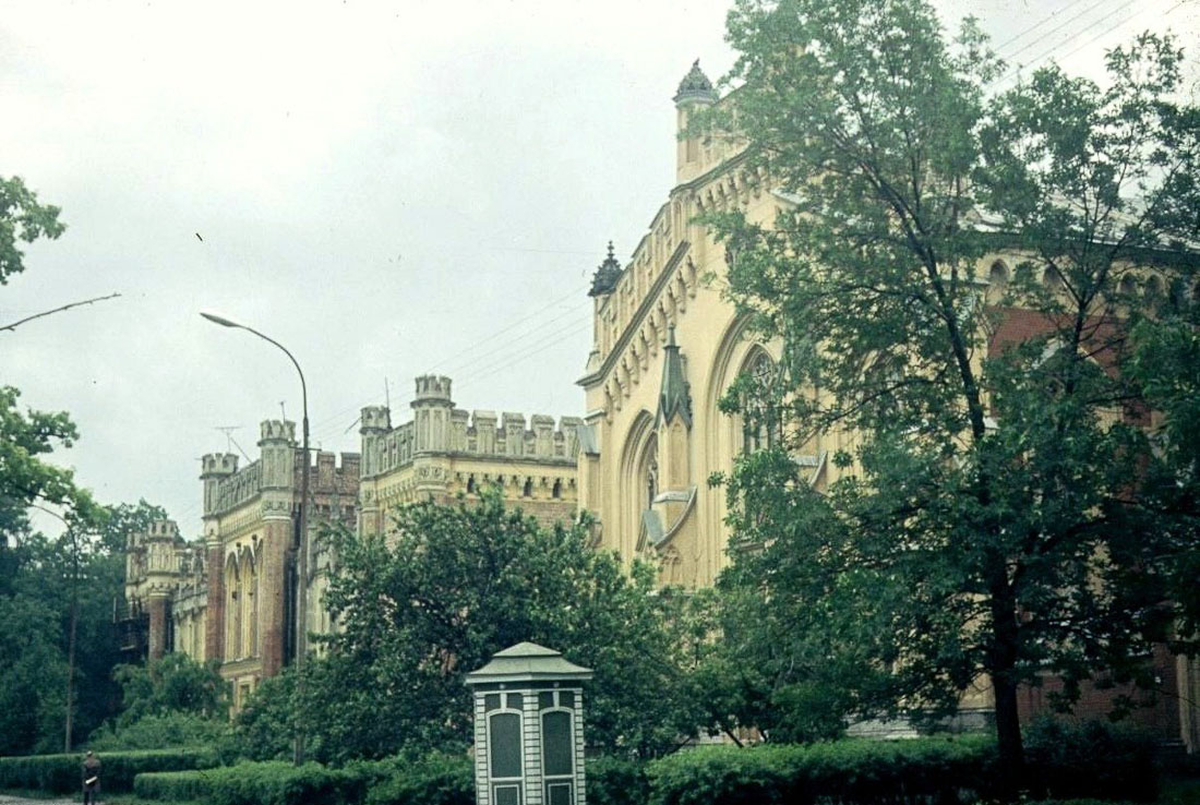 Петергофские конюшни