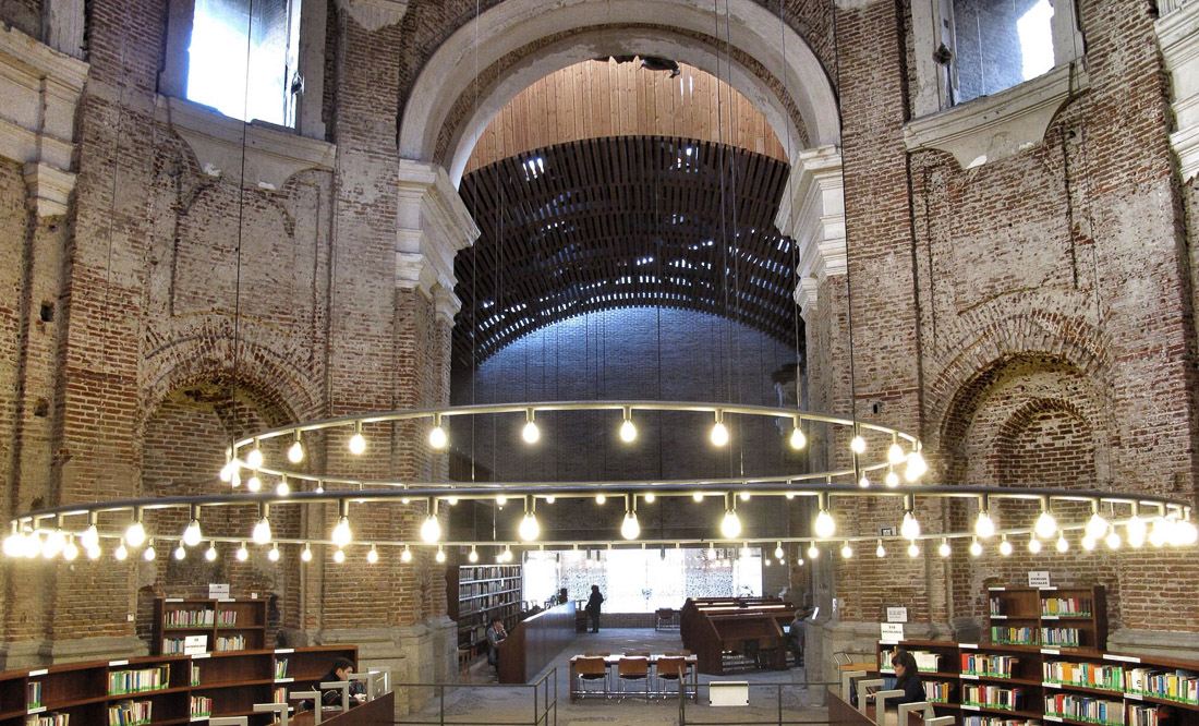библиотека в бывшем храме, Испания, г. Мадрид, р-н Лавапьес.