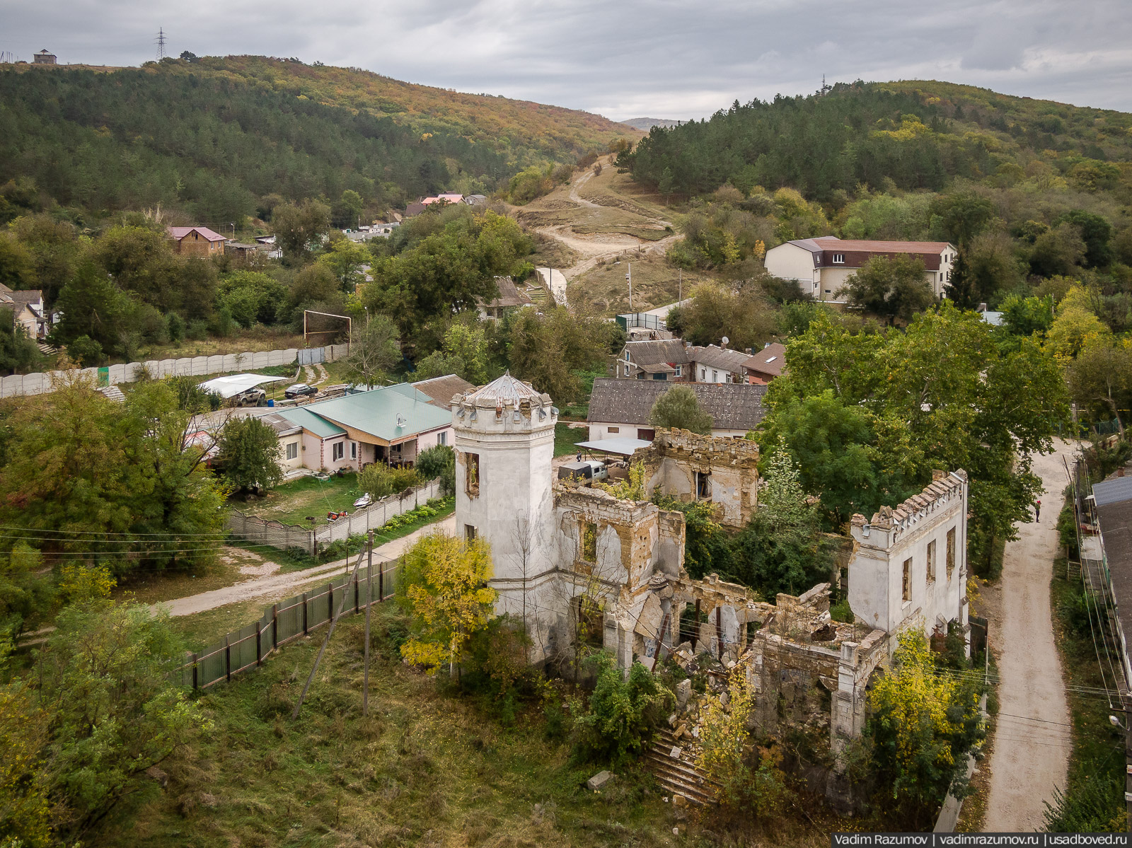 Усадьба Монжене (Замок Монжене или усадьба Кесслера) в селе Пионерское Симферопольского района, Крым